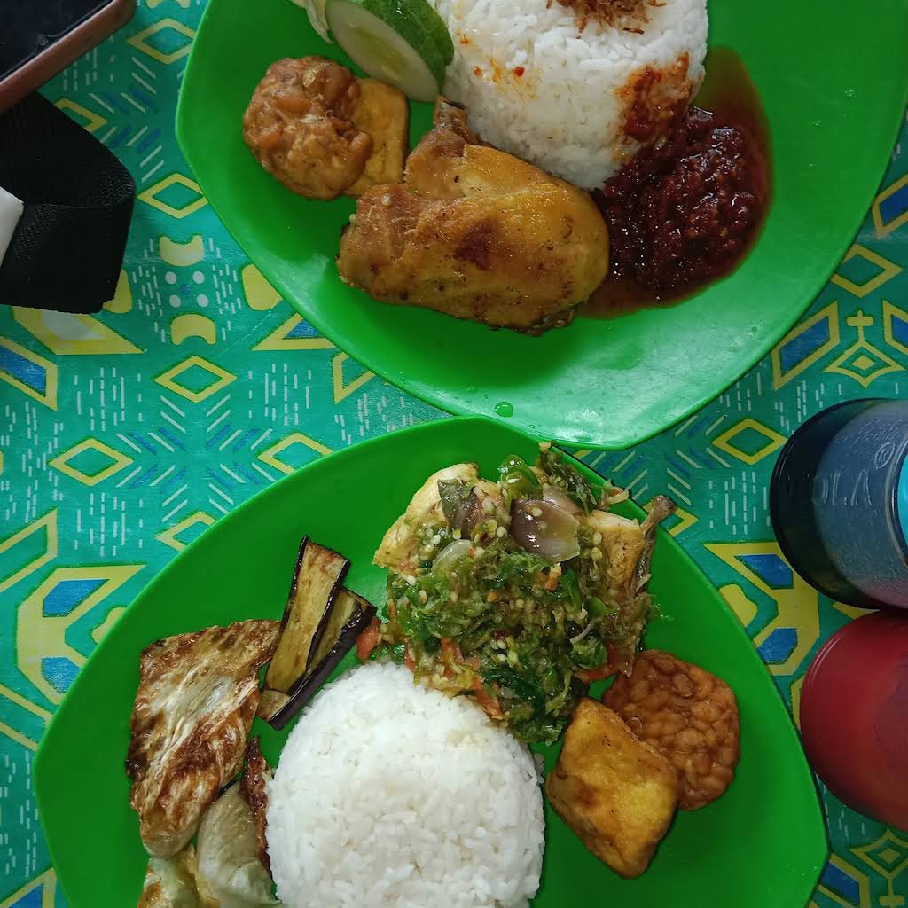 Warung Tiga Putri.